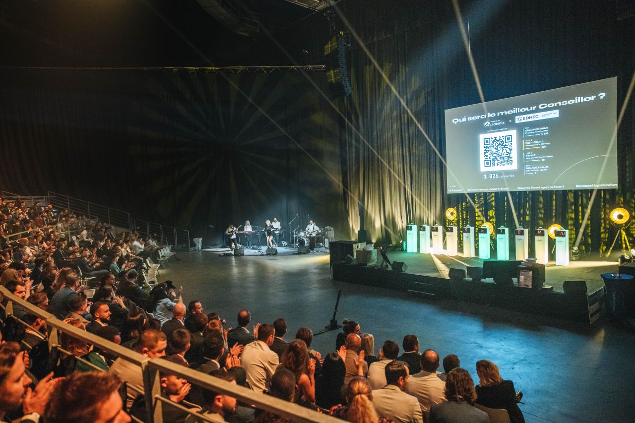 Écran géant du Zénith affichant le QR code de connexion et le compteur de participants connectés