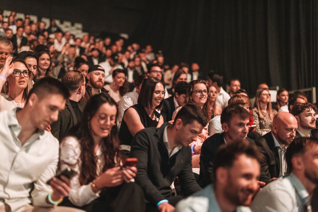 Public du Zénith, smartphones en main pendant une phase de jeu