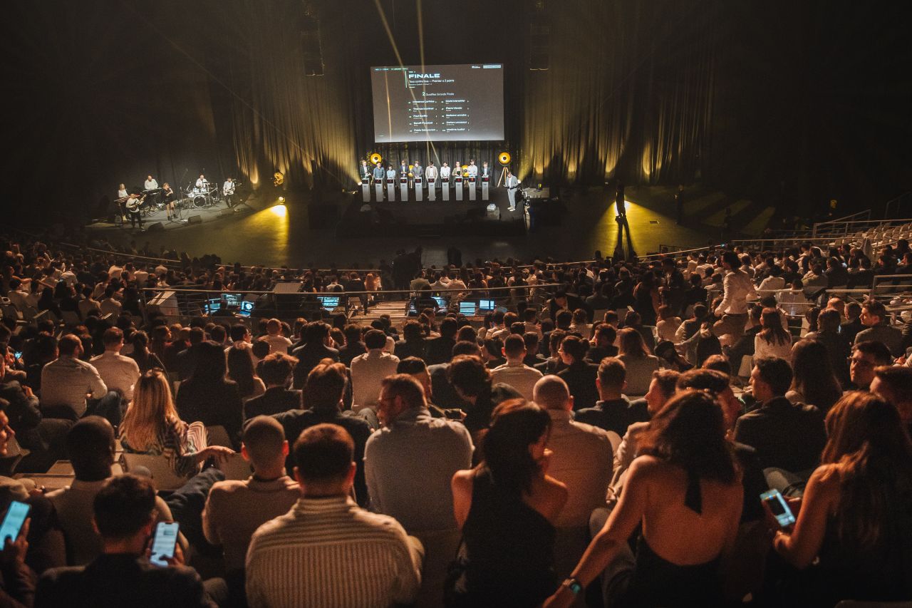 Vue large du Zénith de Rouen plein, scène de la finale au fond