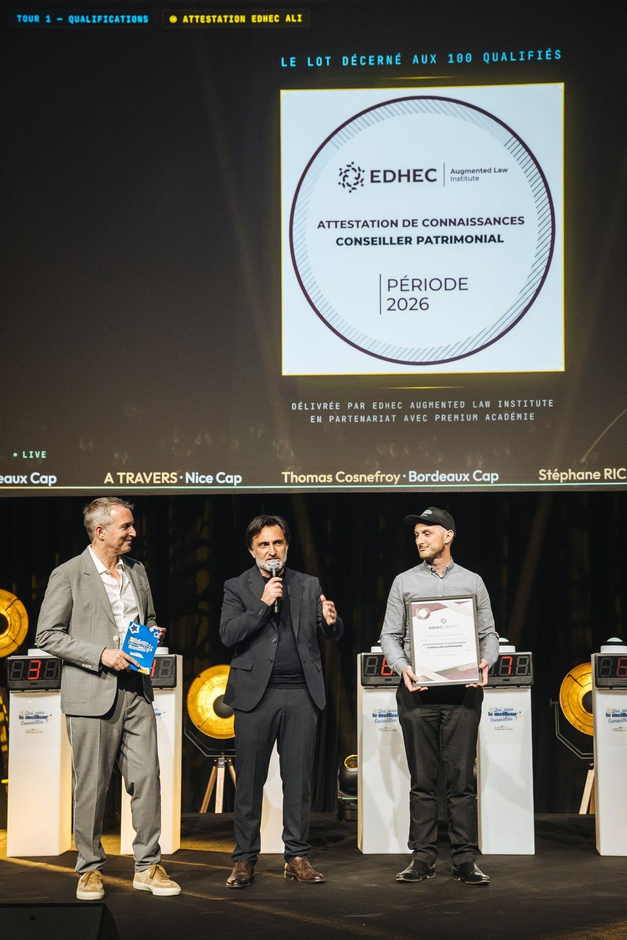Remise sur scène de l'attestation de connaissances Conseiller Patrimonial, l'écran affichant le badge EDHEC Augmented Law Institute